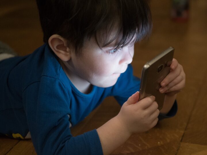 Jak korzystanie z telefonu wpływa na dziecko?
