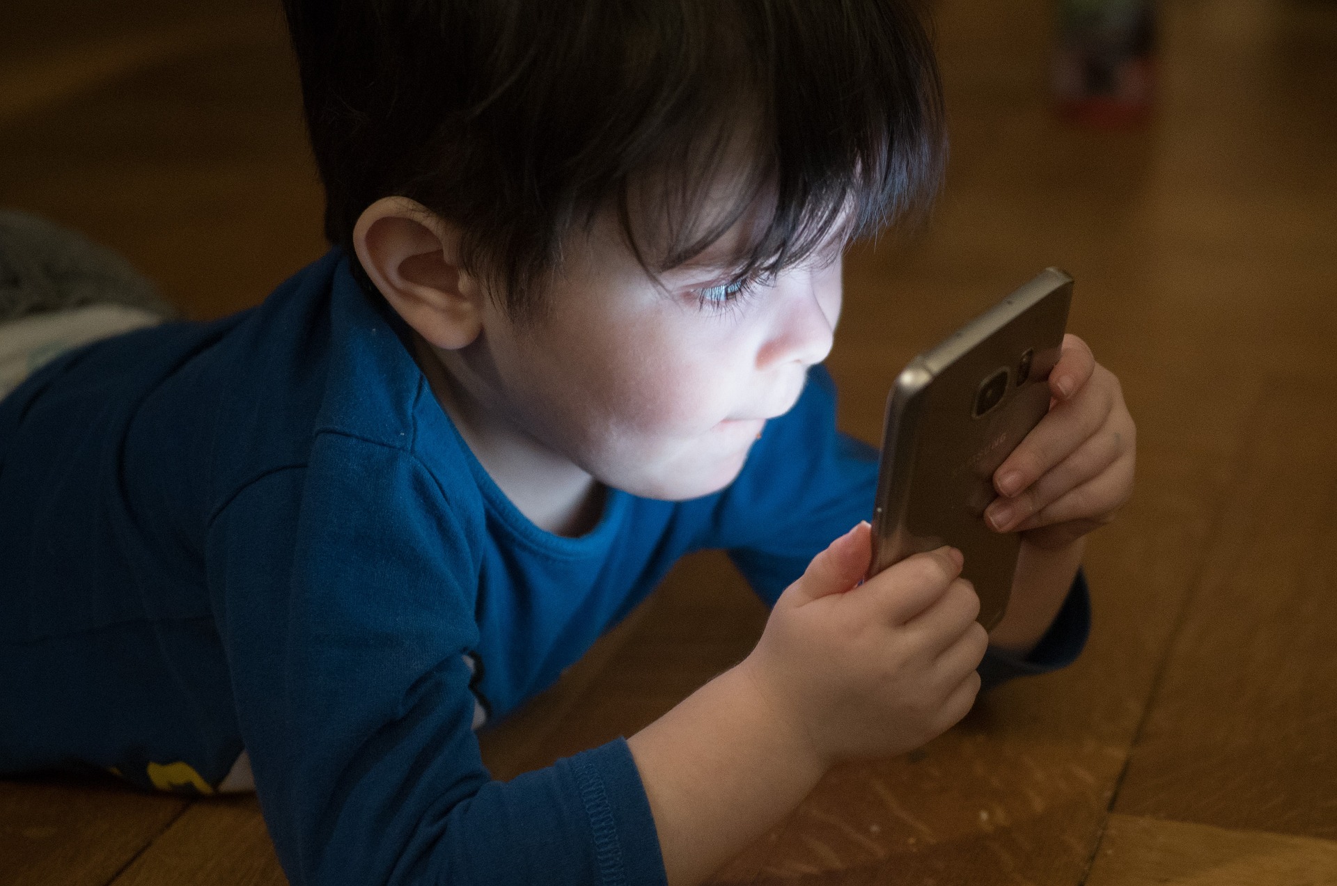 Jak korzystanie z telefonu wpływa na dziecko?