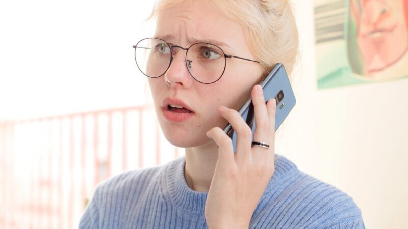 Dlaczego mój iPhone pokazuje brak ID dzwoniącego?