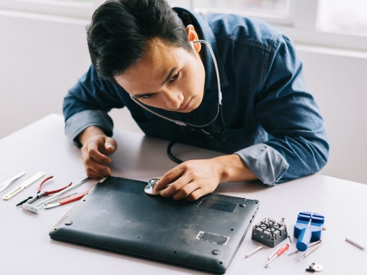 Laptop nie ładuje baterii – przyczyny i rozwiązania