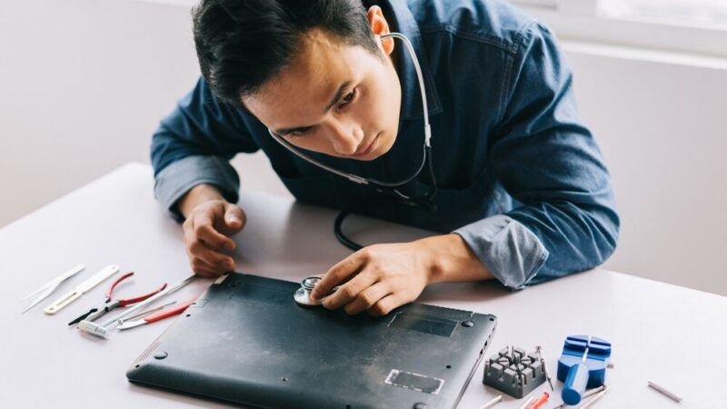 Laptop nie ładuje baterii – przyczyny i rozwiązania