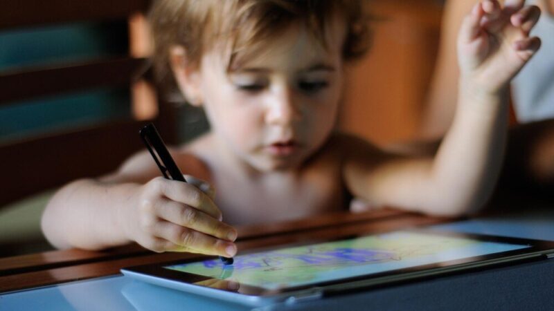 Tablet graficzny do rysowania dla dzieci – jak dobrze wybrać?